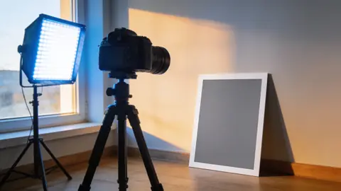 Домашняя фотосъёмка у окна с LED-панелью и серой картой для настройки баланса белого