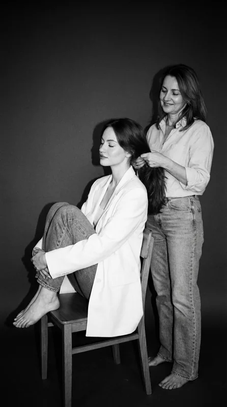 Сохрани идентичность человека и черты лица с референса; не изменяй лицо и узнаваемость. Черно-белое любительское фото, м
